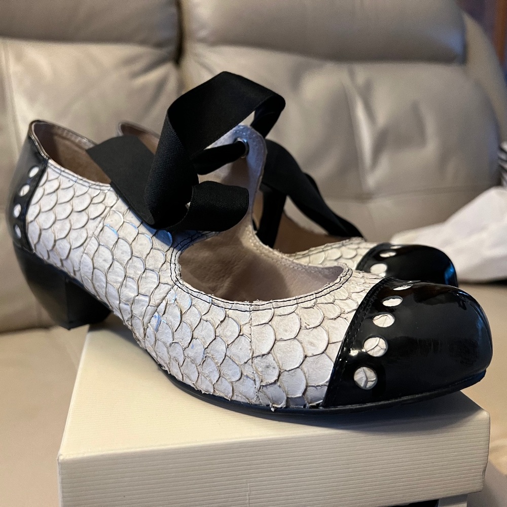 All BLACK brand unique fish bow grey metallic heels sz 9/40